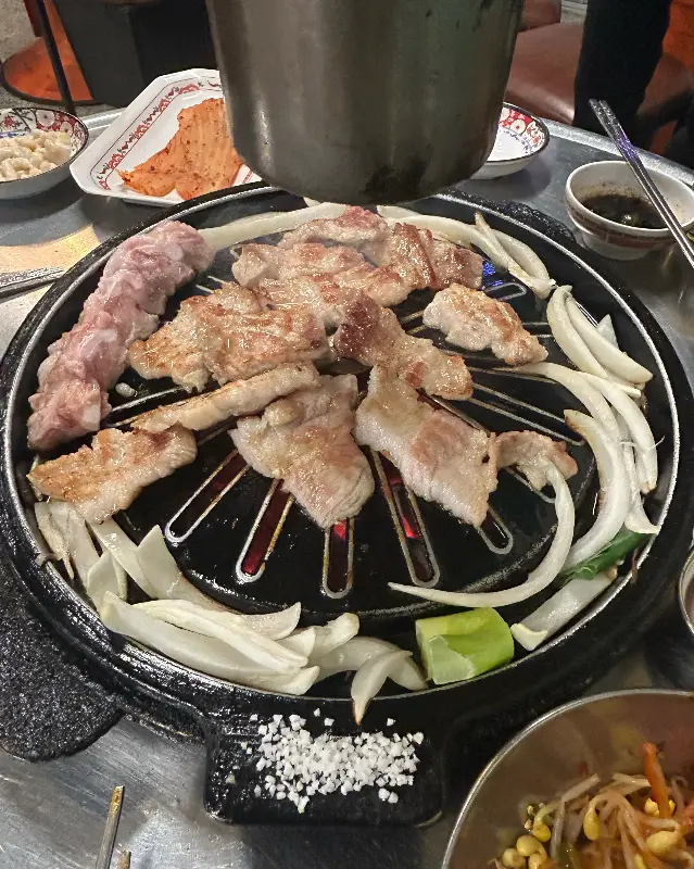 돼지생갈비와 곁들임 찬들