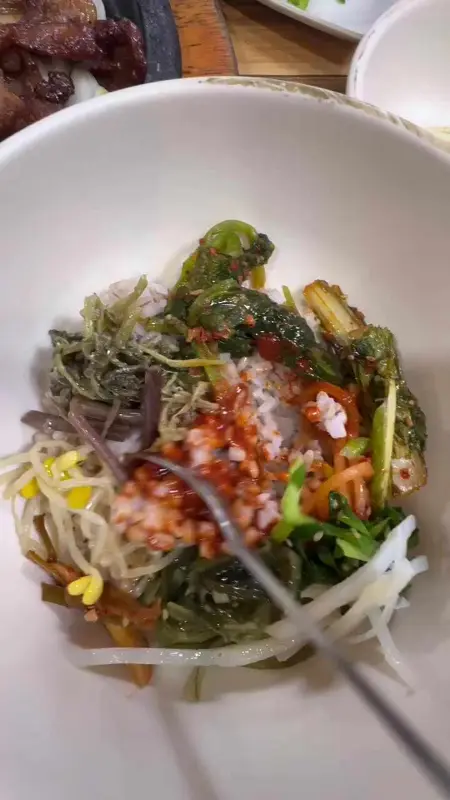 갖가지 나물을 넣어 비빈 보리밥 비빔밥