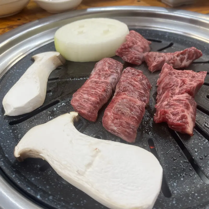 잘 익은 한우와 버섯, 양파