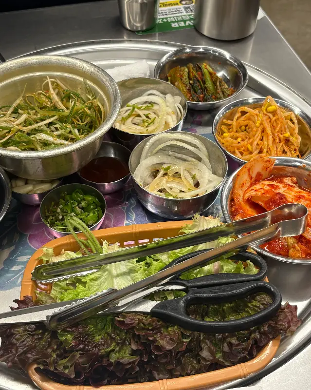 푸짐하게 차려진 밑반찬