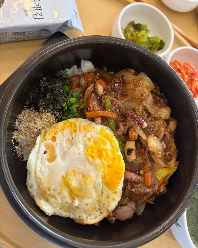 신선한 재료가 듬뿍 들어간 비빔밥