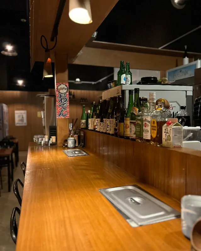 다양한 사케 병들이 진열된 모습