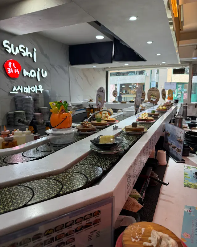 깔끔한 인테리어와 회전 레일 위 초밥들