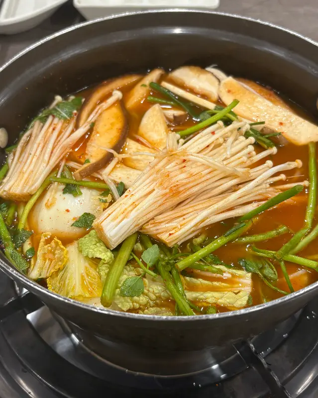 각종 야채와 버섯이 들어간 샤브샤브