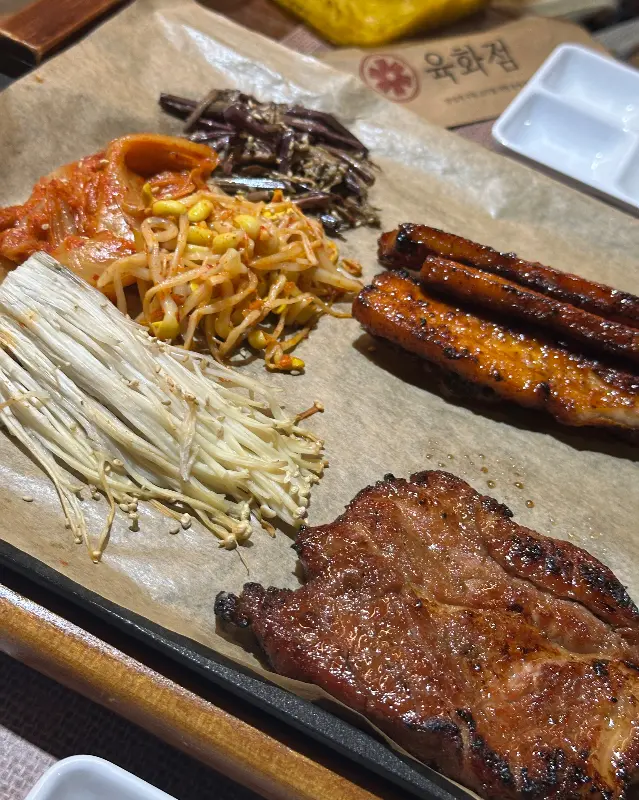 잘 구워진 고기와 푸짐한 반찬