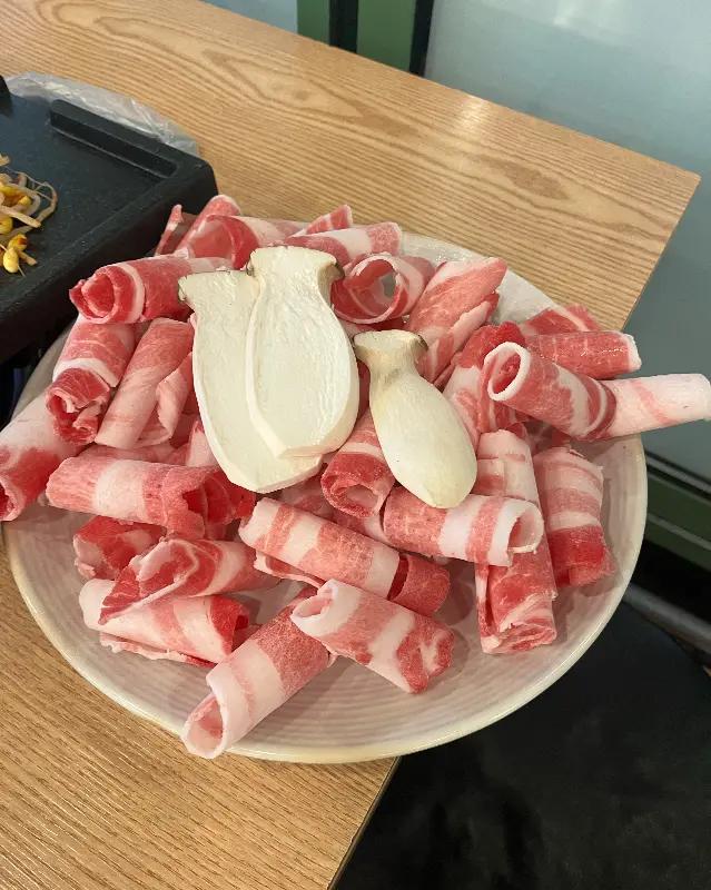 신선한 대패 삼겹살의 자태