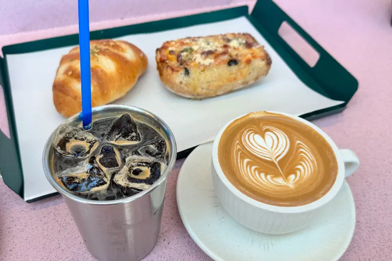 목적지나인 빵과 음료