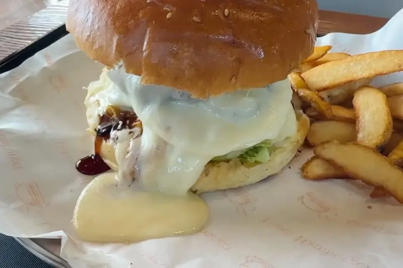 치즈가 듬뿍 올려진 웍스버거