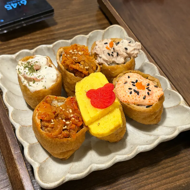 다양한 토핑의 유부초밥