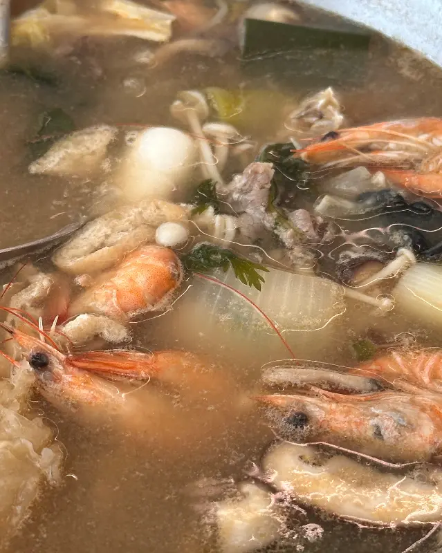 샤브샤브에 들어간 새우와 야채들