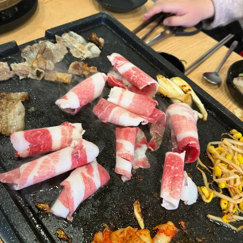 불판 위에서 익어가는 대패 삼겹살