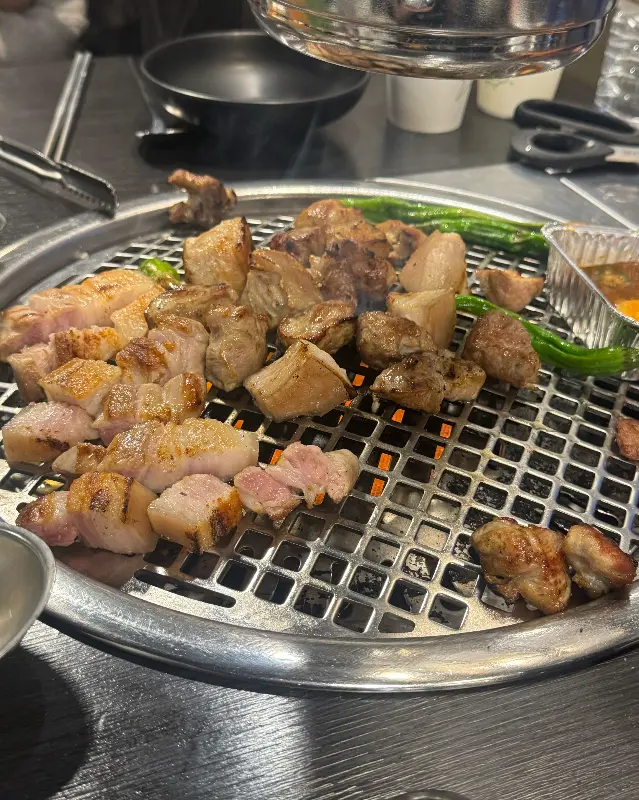 숯불 위에서 맛있게 익어가는 고기