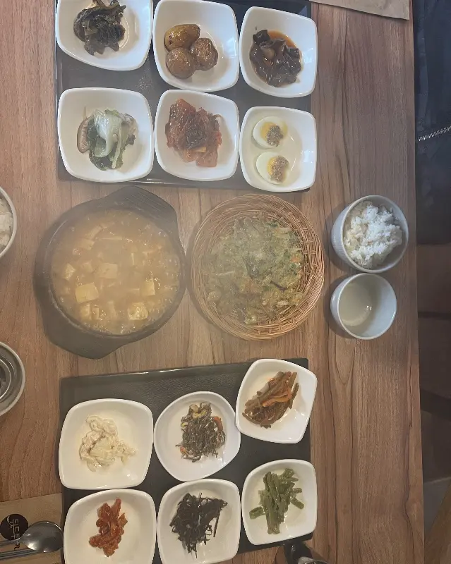 한 상 가득 차려진 옹이밥상의 밥상