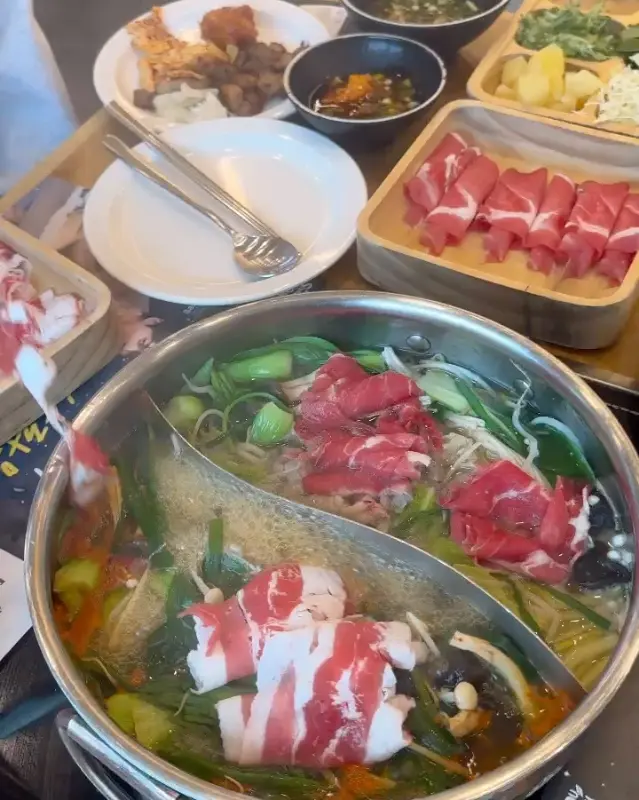 샤브샤브에 풍덩 빠진 신선한 소고기