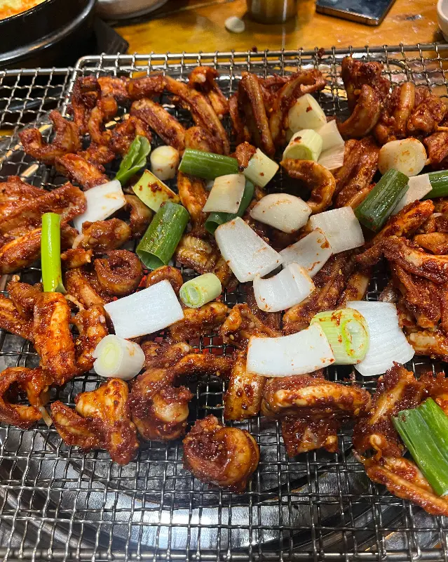 매콤한 양념에 버무려진 꼼장어의 강렬한 비주얼