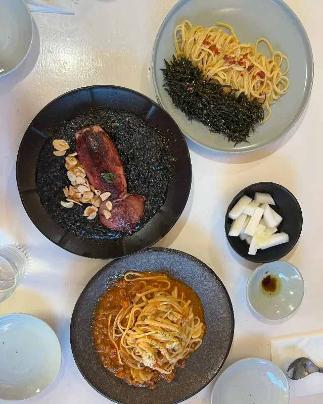 식탁 위에 놓인 음식 사진