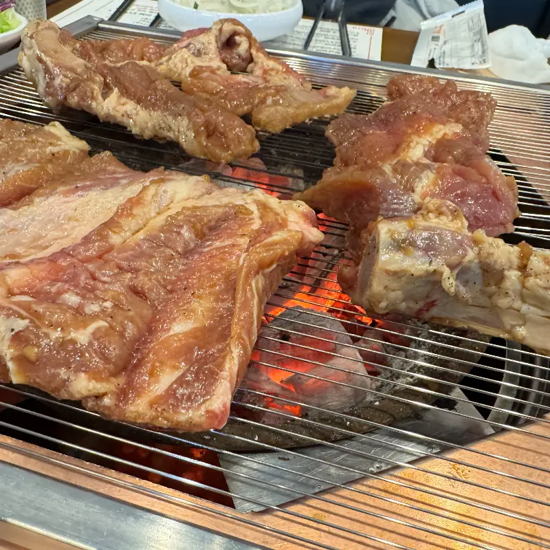 숯불 위에 올려진 생갈비
