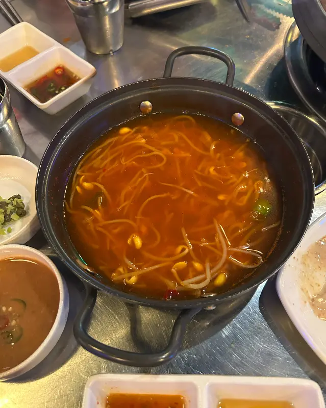 밑반찬으로 나온 콩나물국