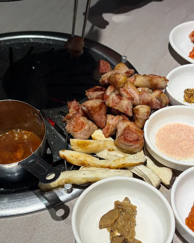 숯불 위에서 맛있게 구워지고 있는 토시살