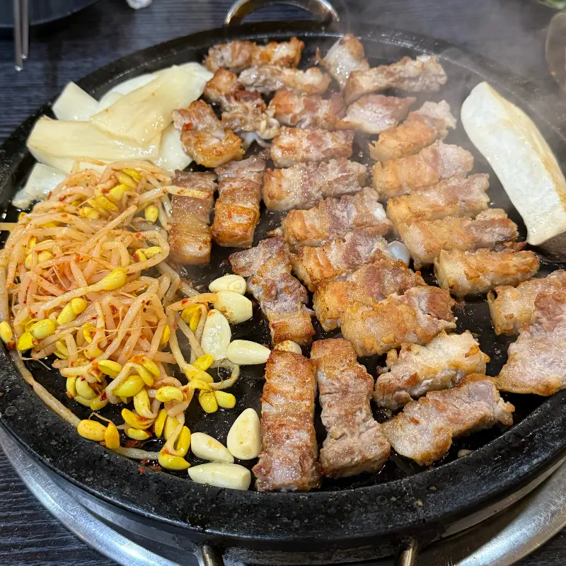 다양한 곁들임과 함께 구워지는 삼겹살