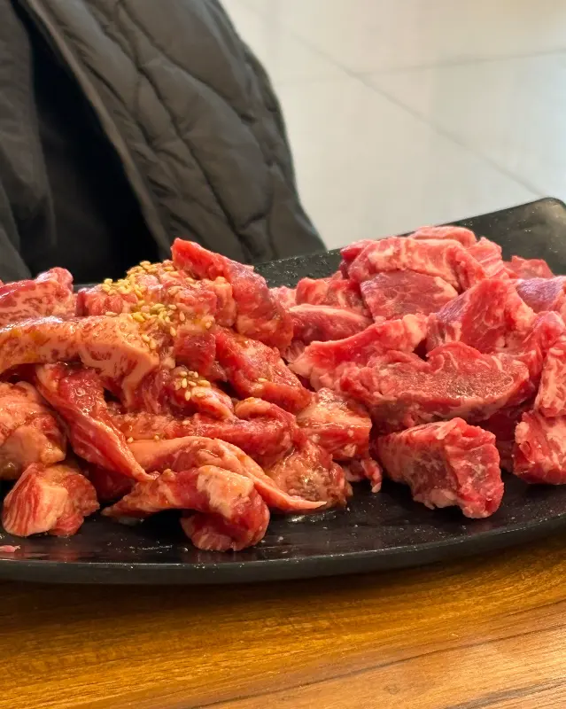 접시에 담긴 소갈비살