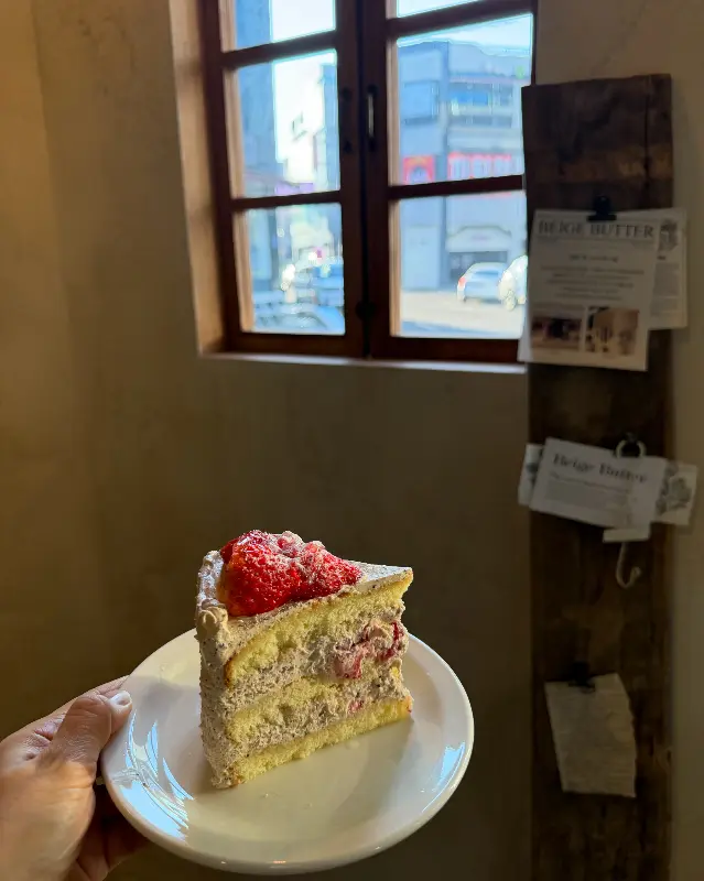 얼그레이 딸기 케이크 단면