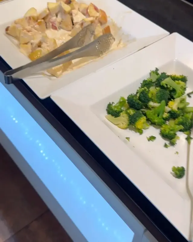 샐러드바에 놓인 과일 샐러드와 브로콜리