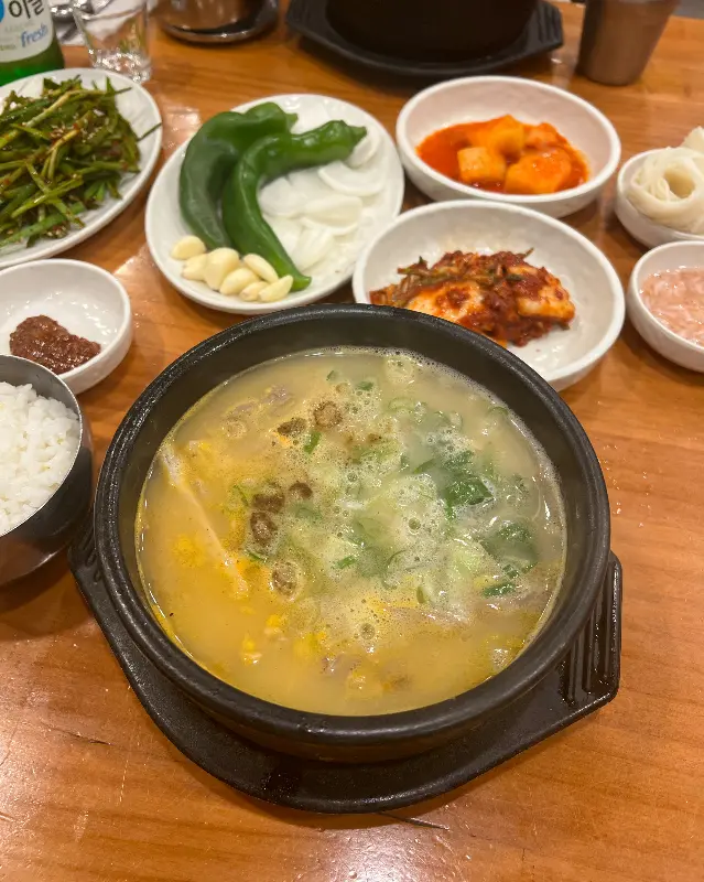 푸짐한 돼지국밥 한 상 차림