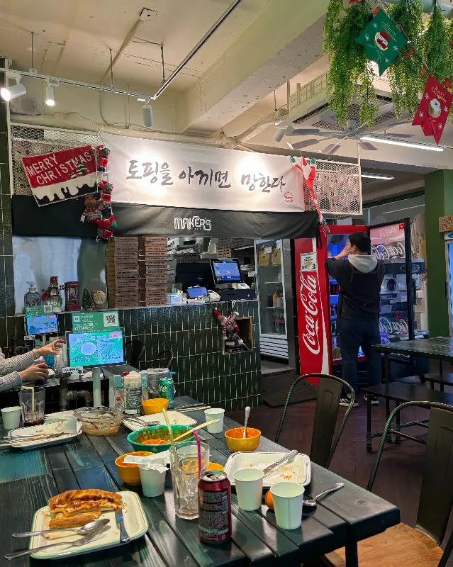 따뜻한 분위기의 매장 내부