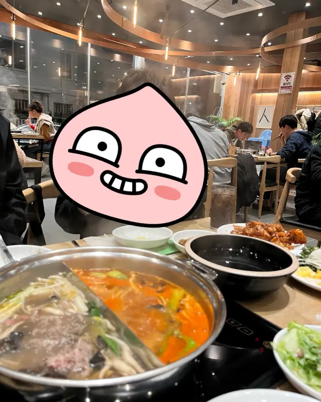 샤브샤브와 닭강정을 함께 즐기는 모습