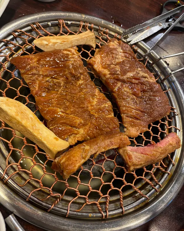 숯불 위에서 익어가는 돼지갈비