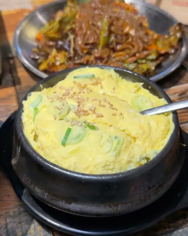 테이블 위에 놓인 계란찜