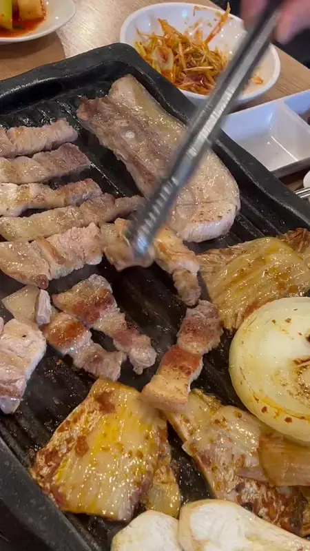 삼겹살 굽는 모습