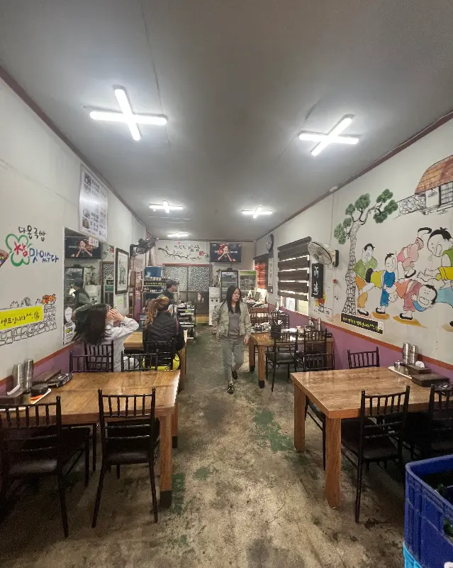 정겨운 분위기의 식당 내부