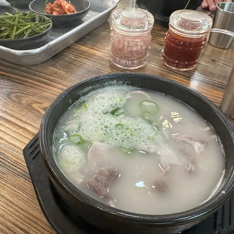 뽀얀 국물에 파가 송송 썰어져 올려진 돼지국밥