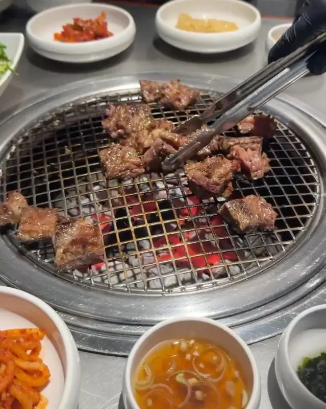 숯불 위에서 익어가는 고기