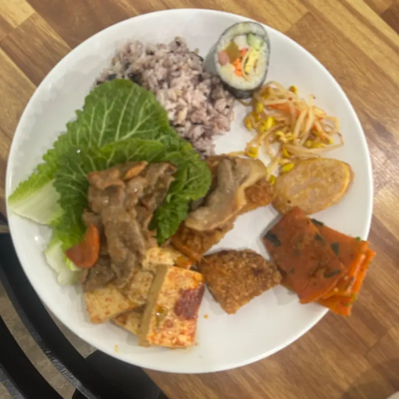 다채로운 음식이 담긴 접시