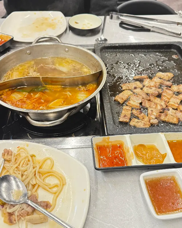 샤브샤브와 구이를 동시에 즐기는 모습