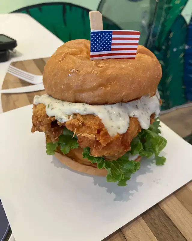 신선한 채소가 듬뿍 들어간 수제 버거