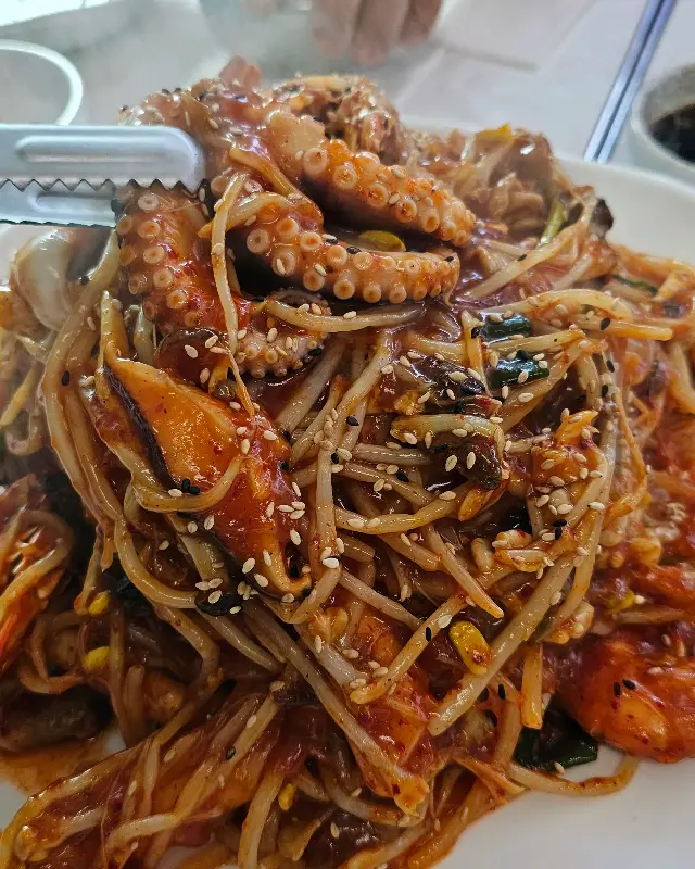 푸짐한 해산물이 인상적인 아구찜