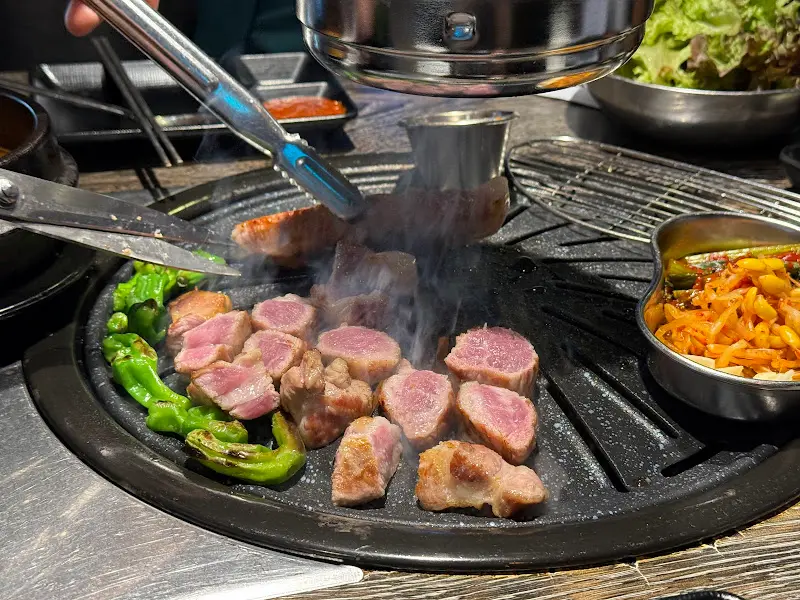 잘 구워진 고기를 자르는 모습