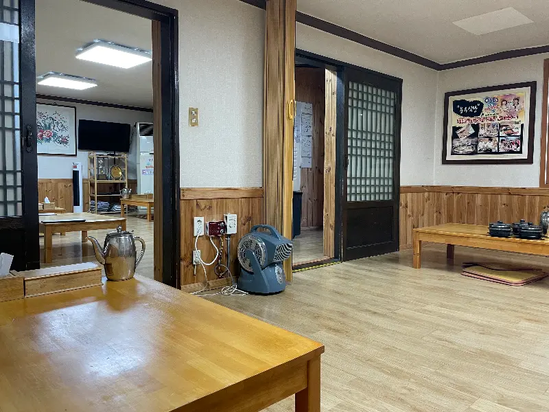 정갈하고 깔끔한 용두식당 내부 모습