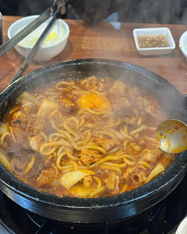 곱창전골에 우동사리 추가