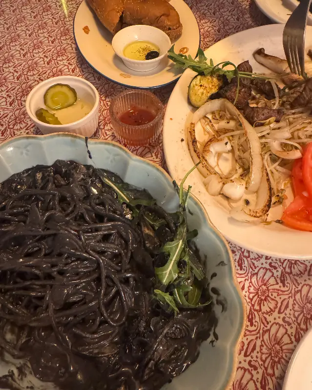 먹물 파스타와 찹스테이크의 환상적인 조합