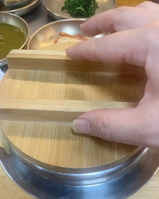 나무 뚜껑이 덮인 솥밥