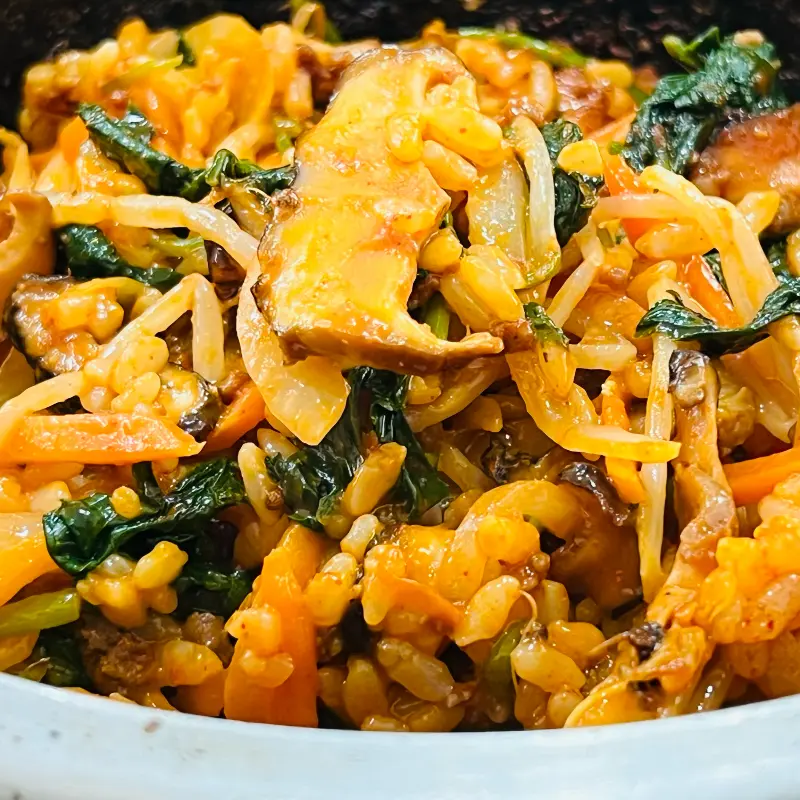잘 비벼진 돌솥비빔밥의 클로즈업