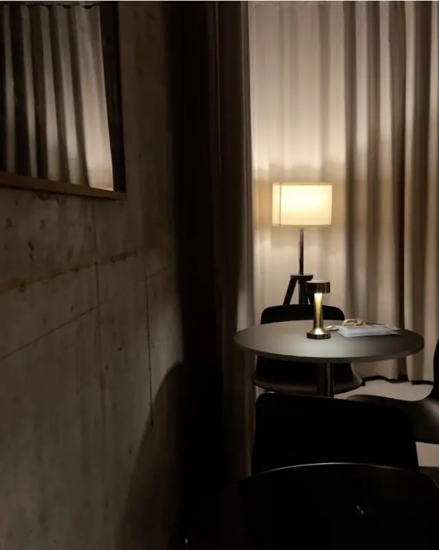 벙크오프 내부 - 테이블과 조명