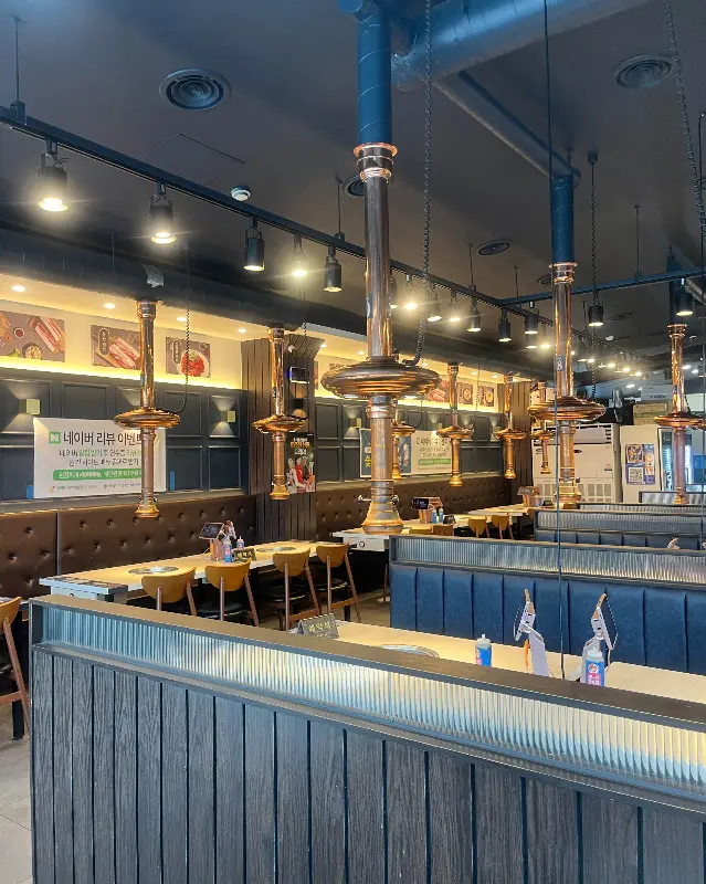 넓고 깔끔한 매장 내부