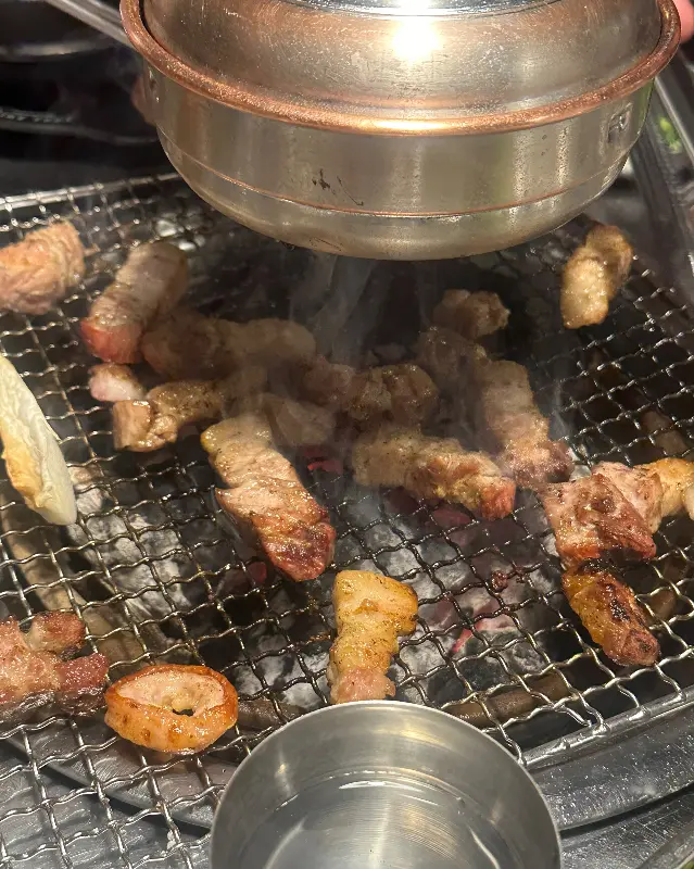 다양한 각도에서 촬영한 맛있는 막창 구이 사진