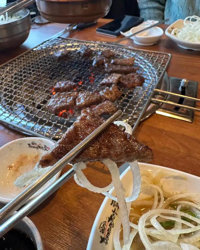 숯불과 구워진 고기